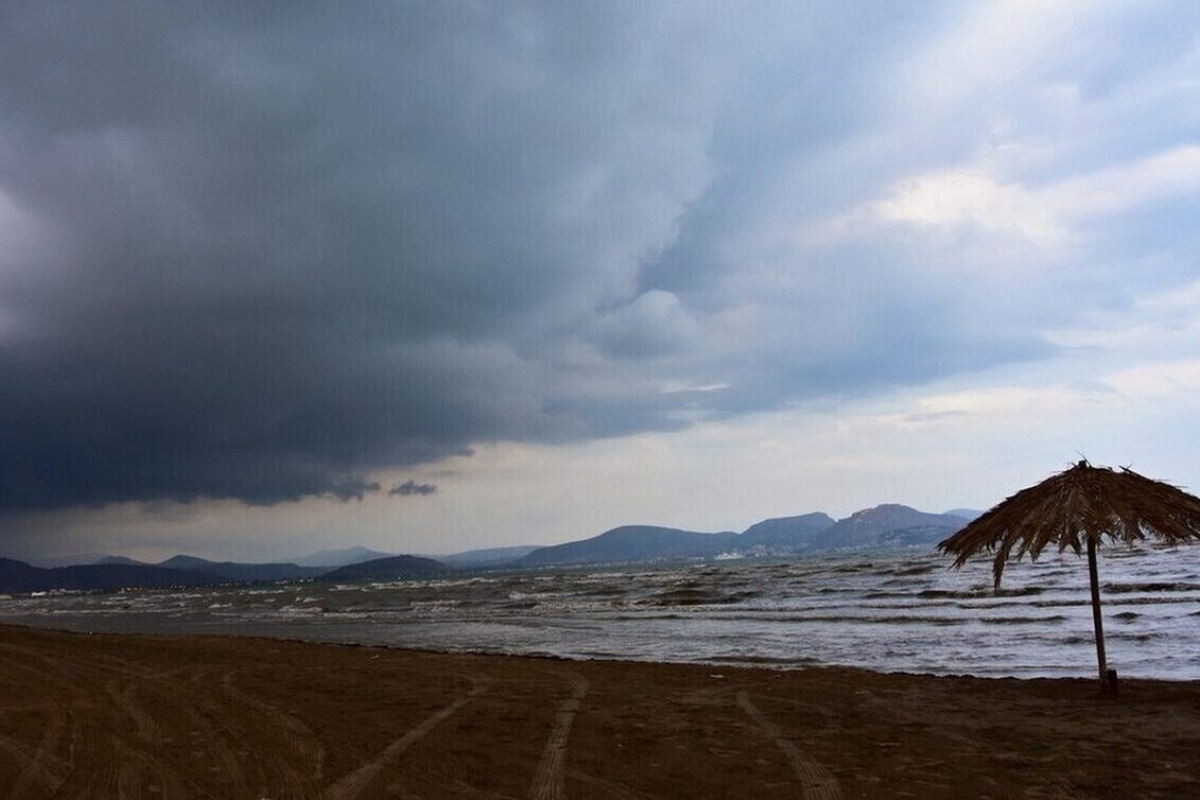 Καιρός: Μπόρες και καταιγίδες