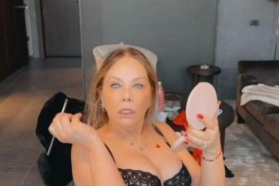 Ornella Muti: Εγκεφαλικά προκαλεί στα 67 της φορώντας μόνο εσώρουχα και μπότες