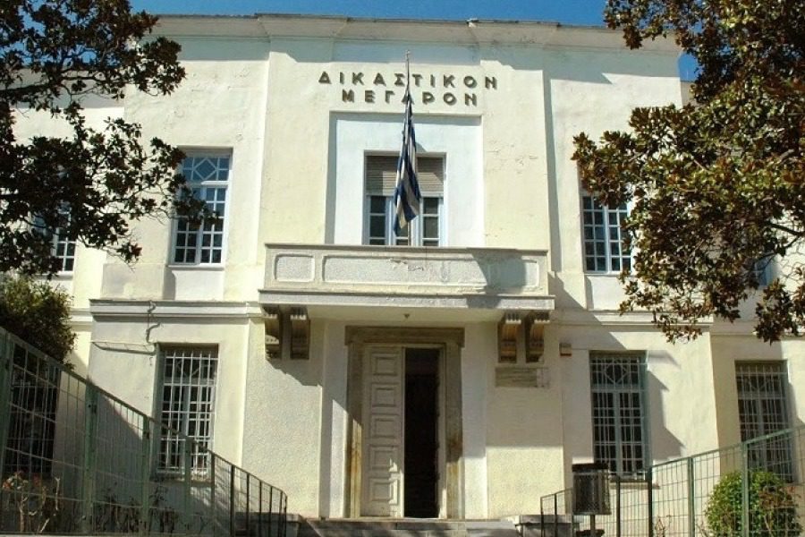 Λάρισα: 65χρονος έδειρε τη σύντροφό του, καταδικάστηκε και έφυγαν από το δικαστήριο χέρι ‑ χέρι