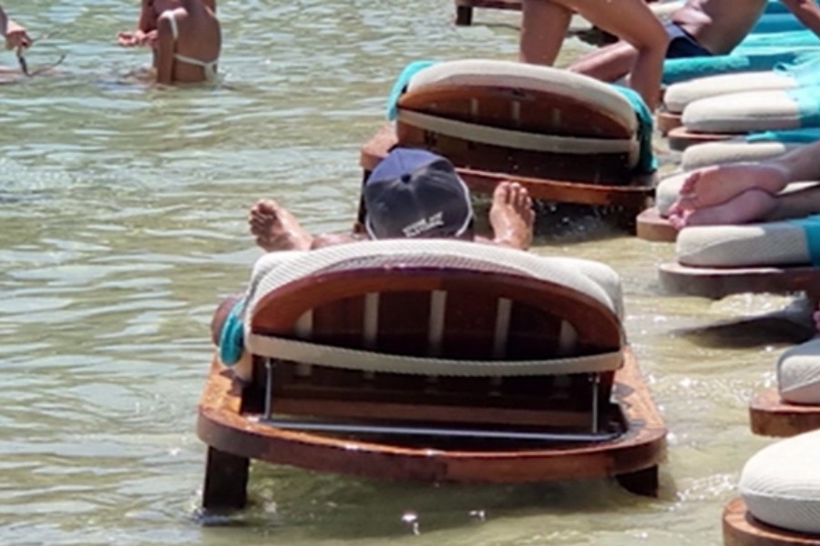 Μύκονος: Τέλος οι ξαπλώστρες και οι ομπρέλες μέσα στη θάλασσα