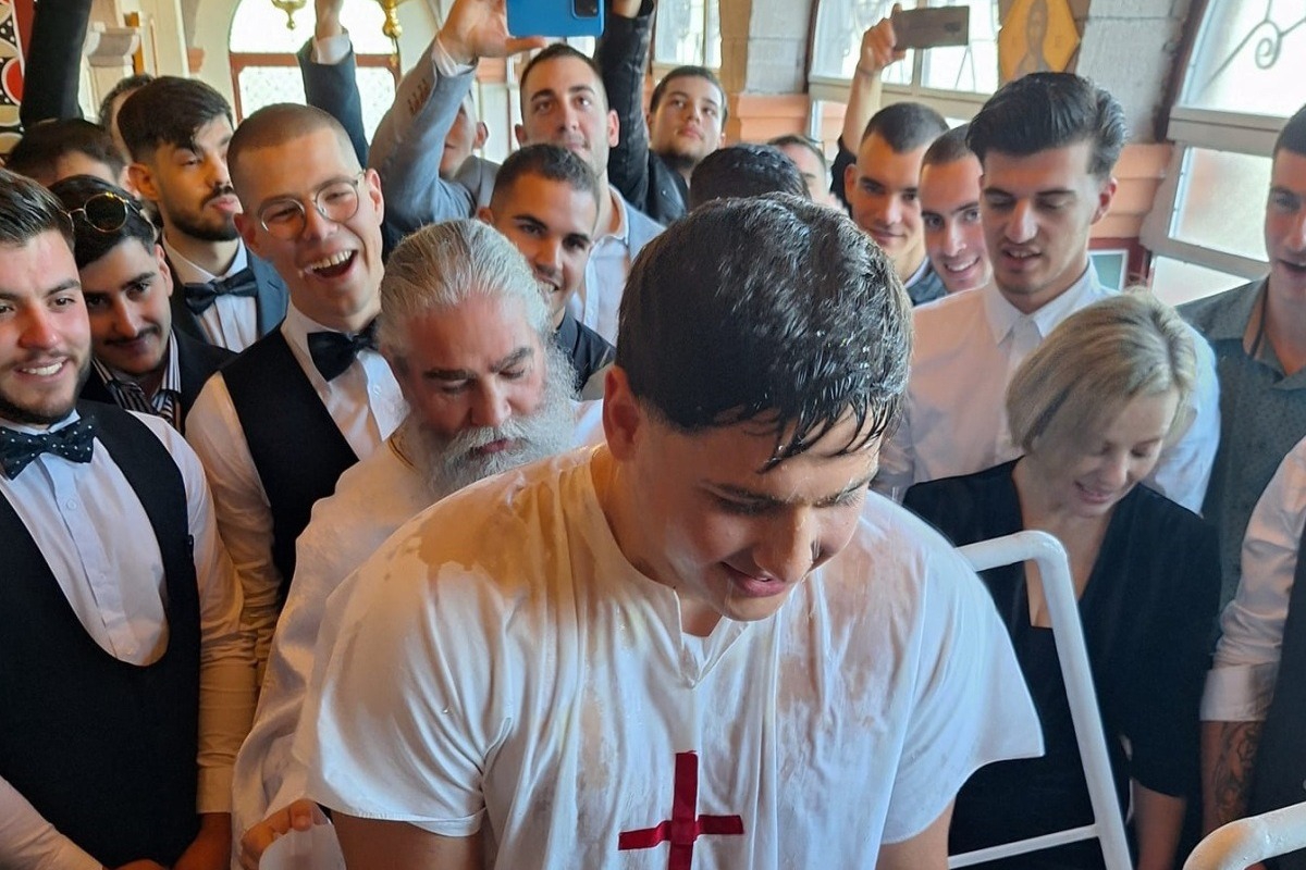 Συγκινητική βάπτιση στο Ναύπλιο: 20χρονος έγινε Χριστιανός με νονούς 27 συμμαθητές και φίλους