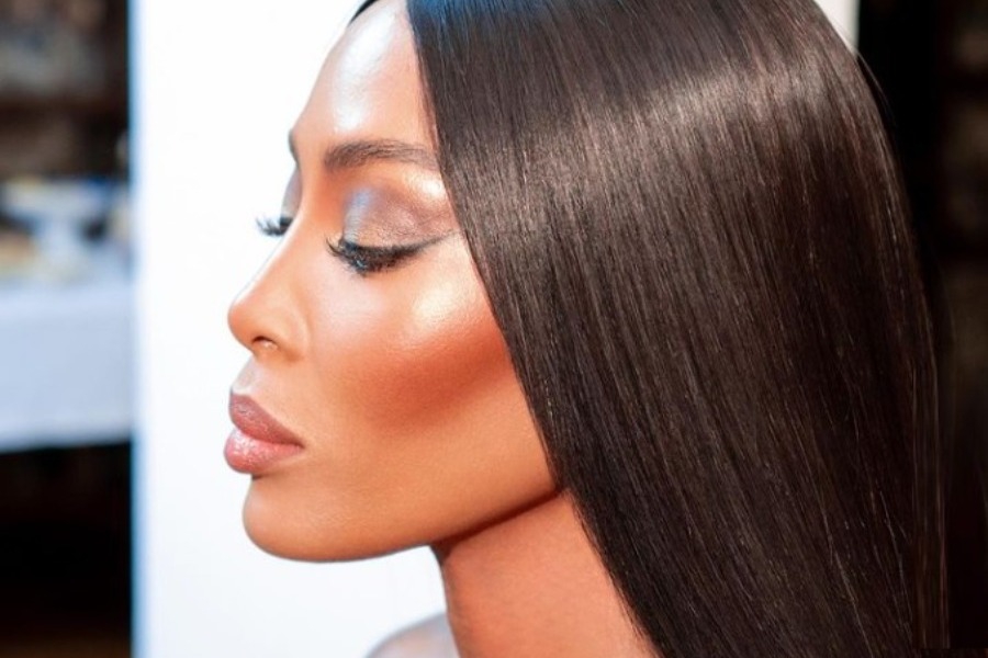 Η Naomi Campbell ποζάρει χωρίς ρούχα ‑ μόνο με καρφιά να καλύπτουν το σώμα της