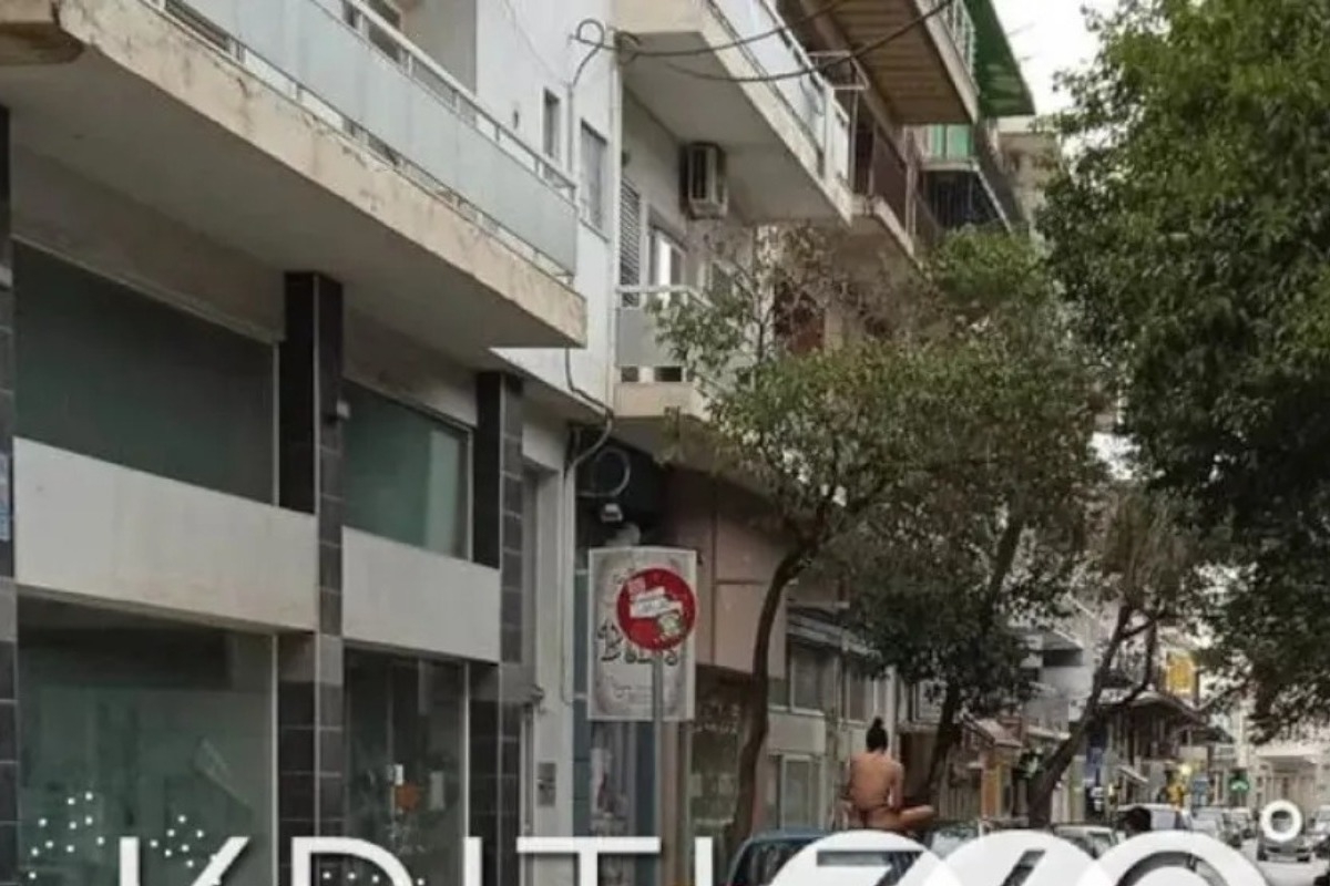 Σάλος: Πέταξε τα ρούχα της και «σκαρφάλωσε» σε σταθμευμένο Ι.Χ