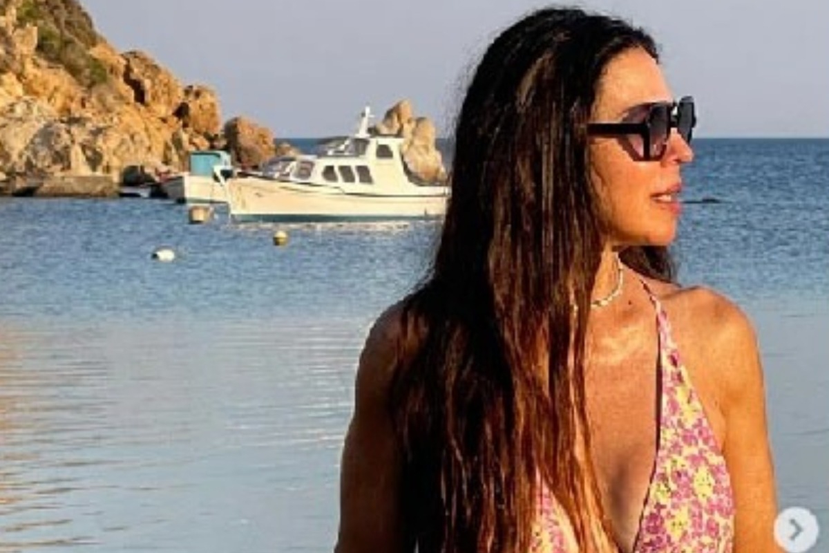 Η Ναταλία Δραγούμη με μαγιό που αναδεικνύει το γυμνασμένο κορμί της ‑ «Πέτρα» στα 50 της η ηθοποιός