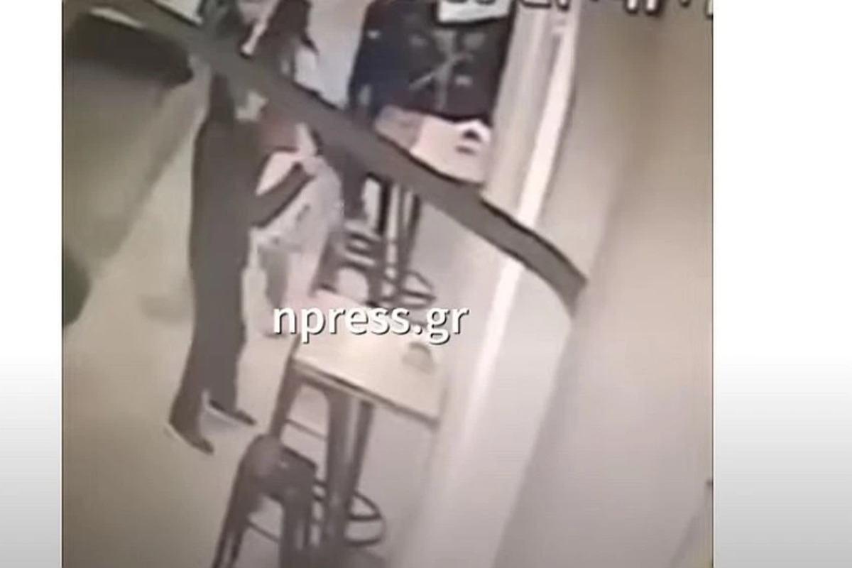 Βίντεο ντοκουμέντο: Ανδρας πυροβολεί με καραμπίνα την οροφή ταβέρνας στη Ναύπακτο