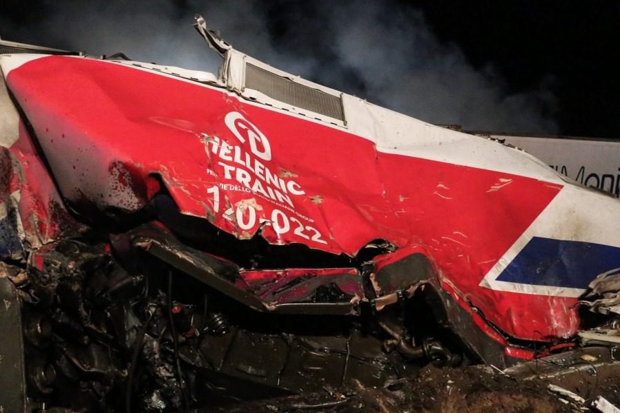 Εκτροχιασμός τρένου: «Θερμοκρασίες μέχρι 1.500 βαθμούς στα πρώτα τρία βαγόνια που συγκρούστηκαν»