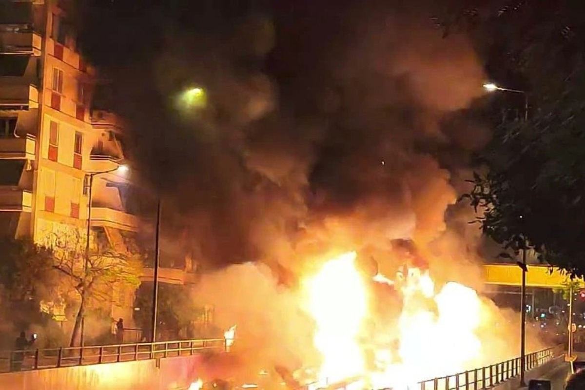 «Πόλεμος» βεγγαλικών και μολότοφ στον Νέο Κόσμο μετά την Ανάσταση