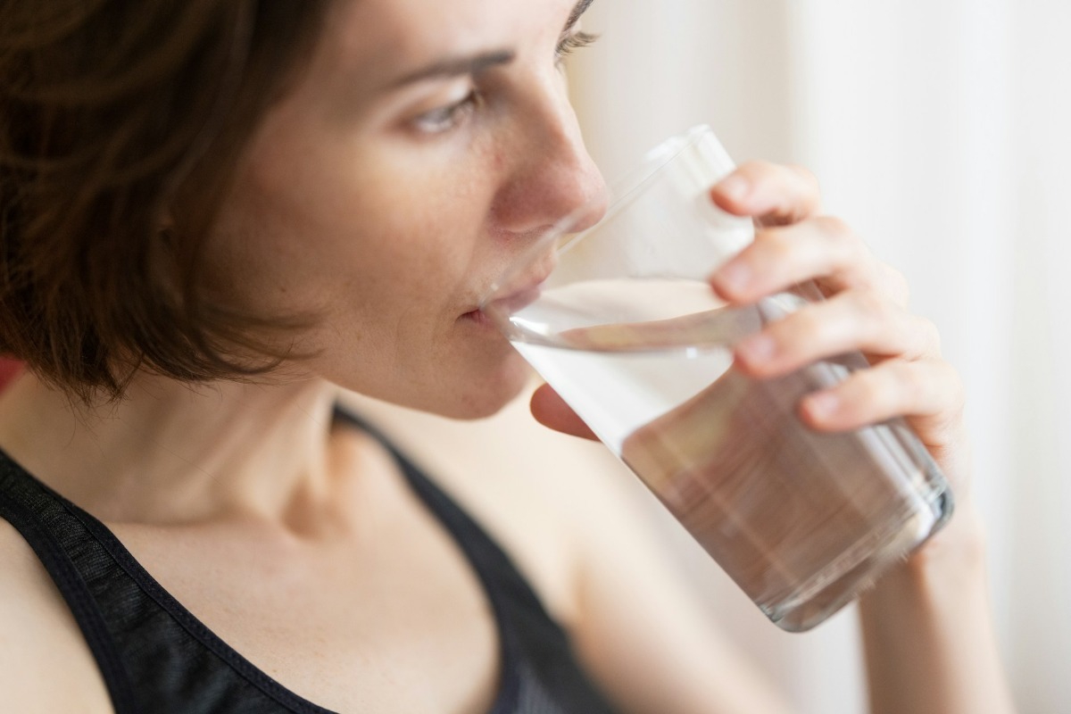Τι συμβαίνει στο σώμα μας αν πίνουμε πολύ νερό