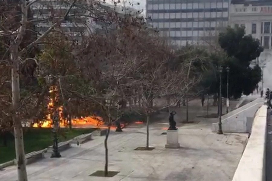 Επεισόδια στο Σύνταγμα στην πορεία για τα Τέμπη: Μολότοφ, πέτρες και χημικά