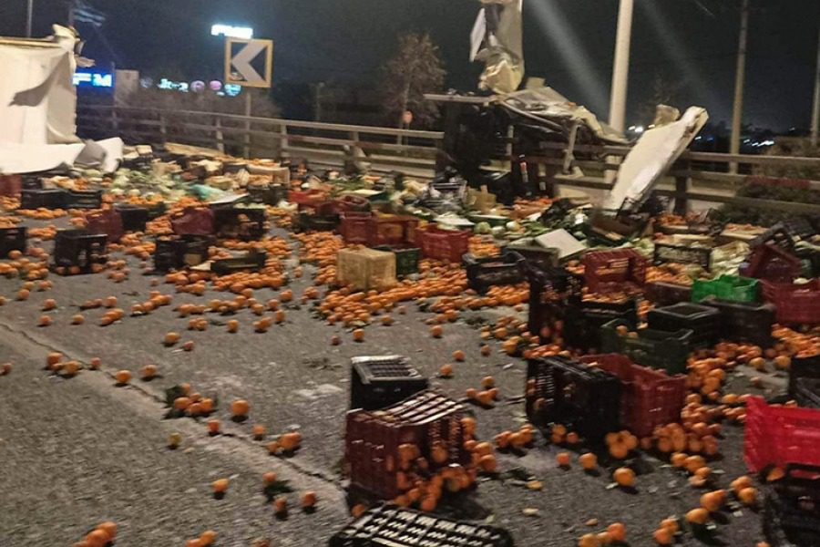 Ανατροπή νταλίκας με πορτοκάλια στον Κηφισό