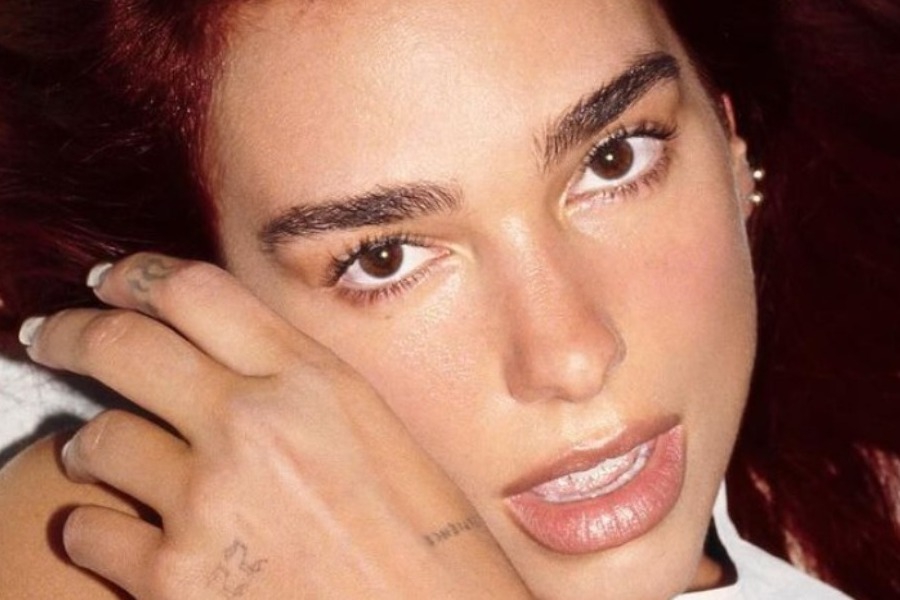 Fire Red: Τα νέα μαλλιά της Dua Lipa έκαναν πολύ κόσμο να κλείσει ραντεβού στο κομμωτήριο