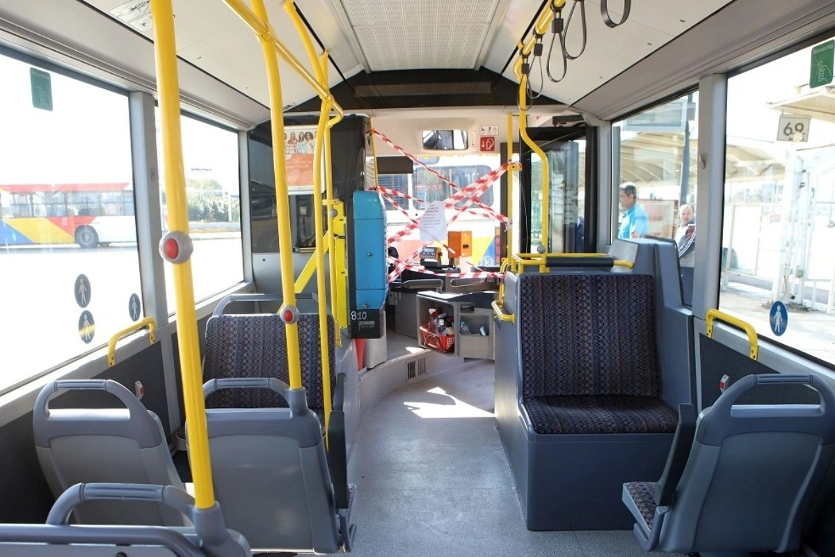 Θεσσαλονίκη: Νεαροί έσπασαν το τζάμι της καμπίνας οδηγού επειδή τους έκανε παρατήρηση όταν άναψαν τσιγάρο