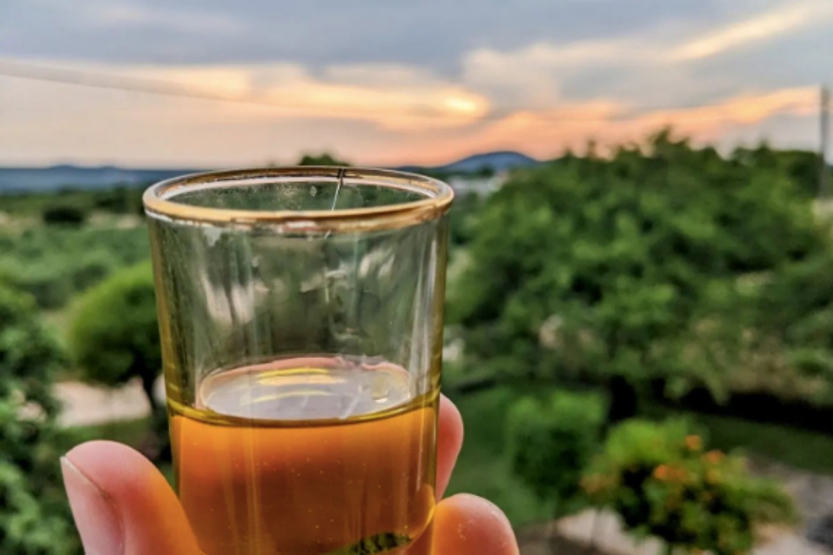 Η νέα μόδα του TikTok είναι τα σφηνάκια ελαιόλαδου, αλλά κάνουν καλό;