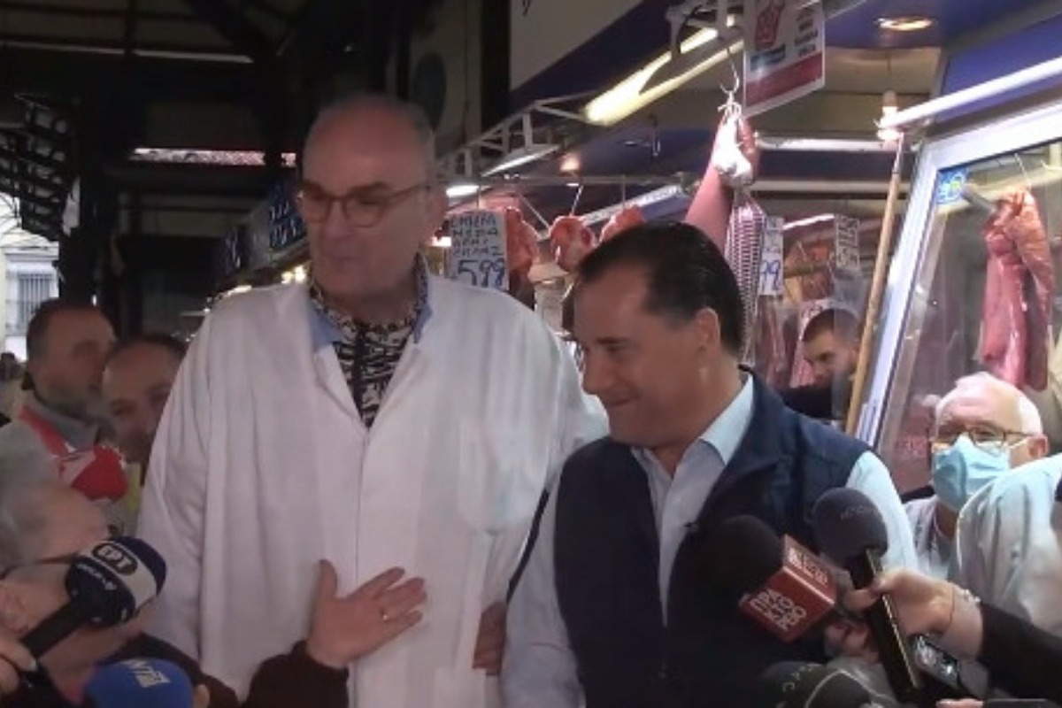 Γιαγιά αποθεώνει τον Αδωνι Γεωργιάδη: «Φτου σου σκόρδα, έτσι να είσαι άβαφτος!»