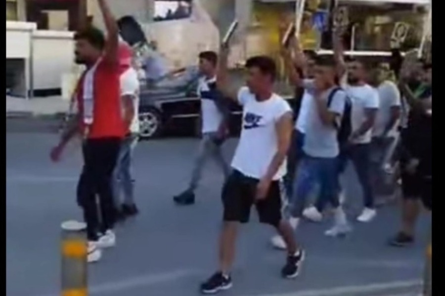 Πορεία μουσουλμάνων με το κοράνι στο χέρι