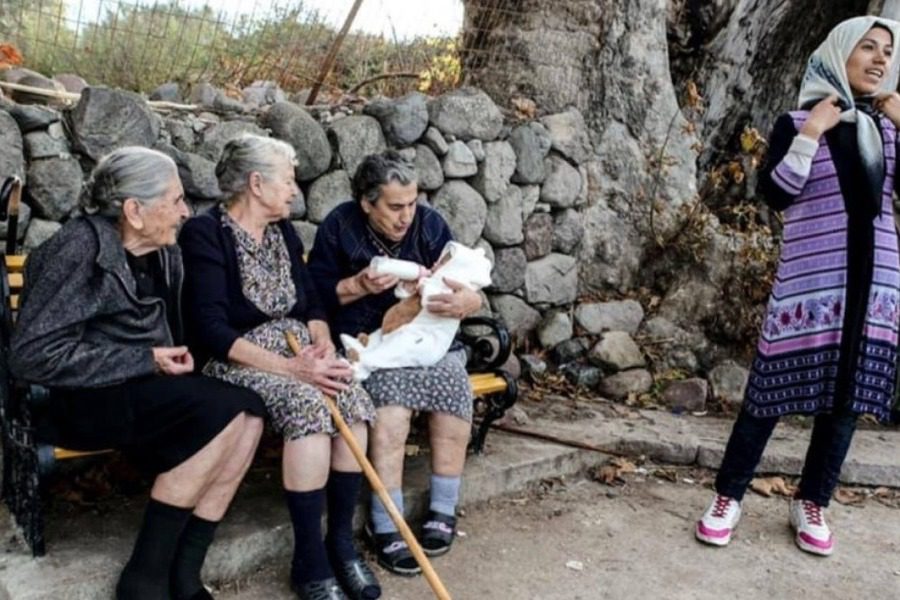 Σε κάποιο παγκάκι τ’ ουρανού και οι τρεις γιαγιάδες της Λέσβου