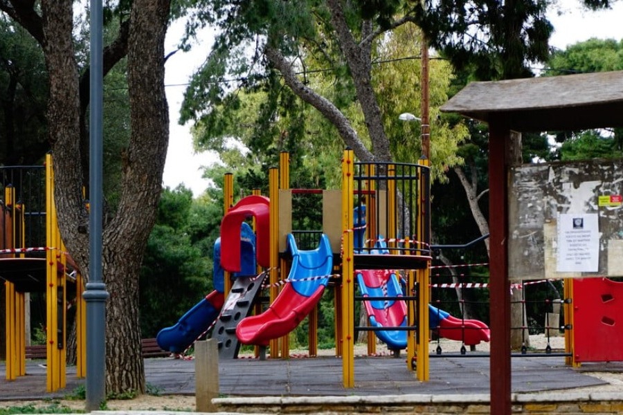 Ανδρας επιτέθηκε με αιχμηρό αντικείμενο σε δυο 15χρονες μέσα σε παιδική χαρά