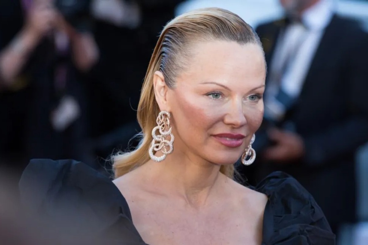 Η Pamela Anderson εξηγεί γιατί αποφεύγει πλέον το μακιγιάζ ‑ «Κάνω το αντίθετο από ...»