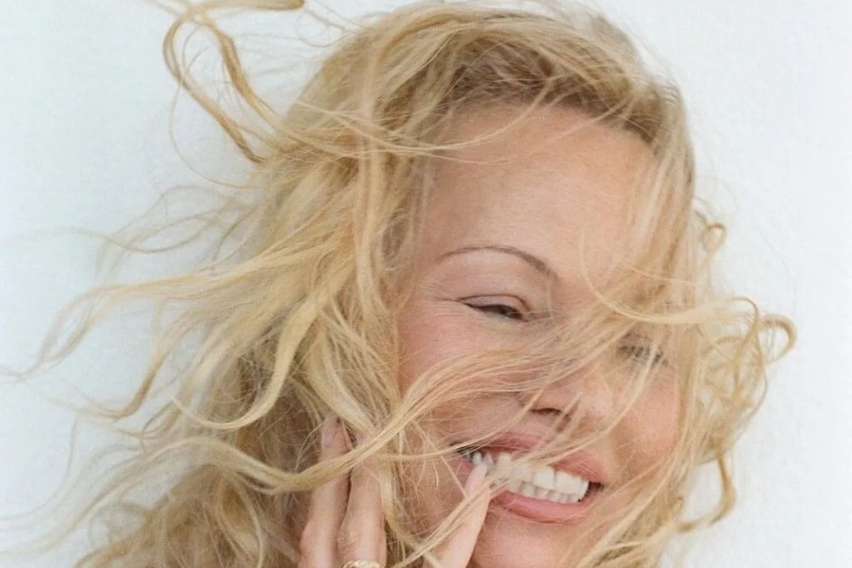 Η Pamela Anderson με ημιδιάφανο μαγιό επιβεβαιώνει ότι παραμένει sex symbol στα 55 της