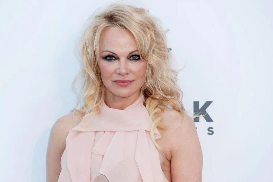 Pamela Anderson: «Σκότωσα» τη babysitter που με κακοποιούσε