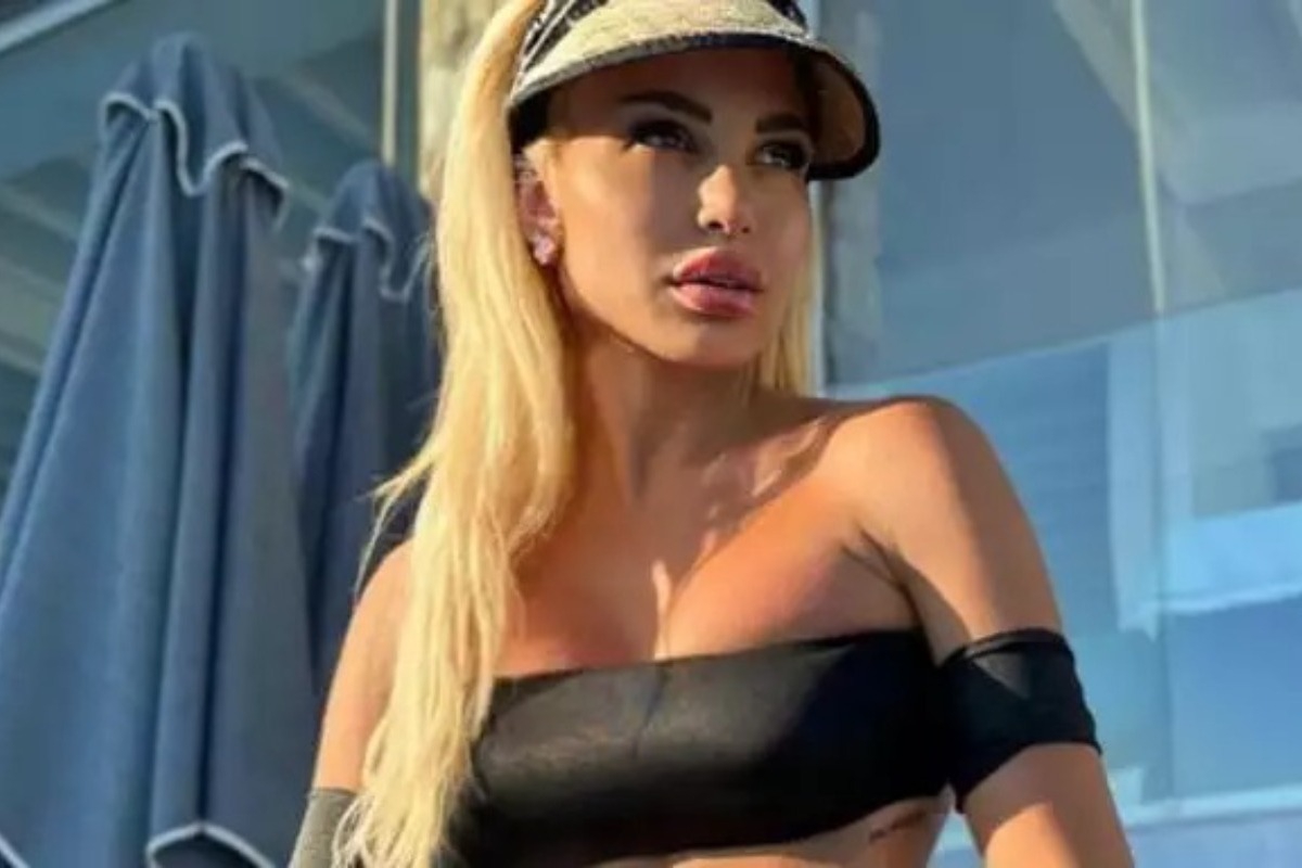 Ξανά topless η Αλεξάνδρα Παναγιώταρου ‑ Ποζάρει μπροστά από το ηλιοβασίλεμα της Σαντορίνης και δέχεται καταιγισμό από likes