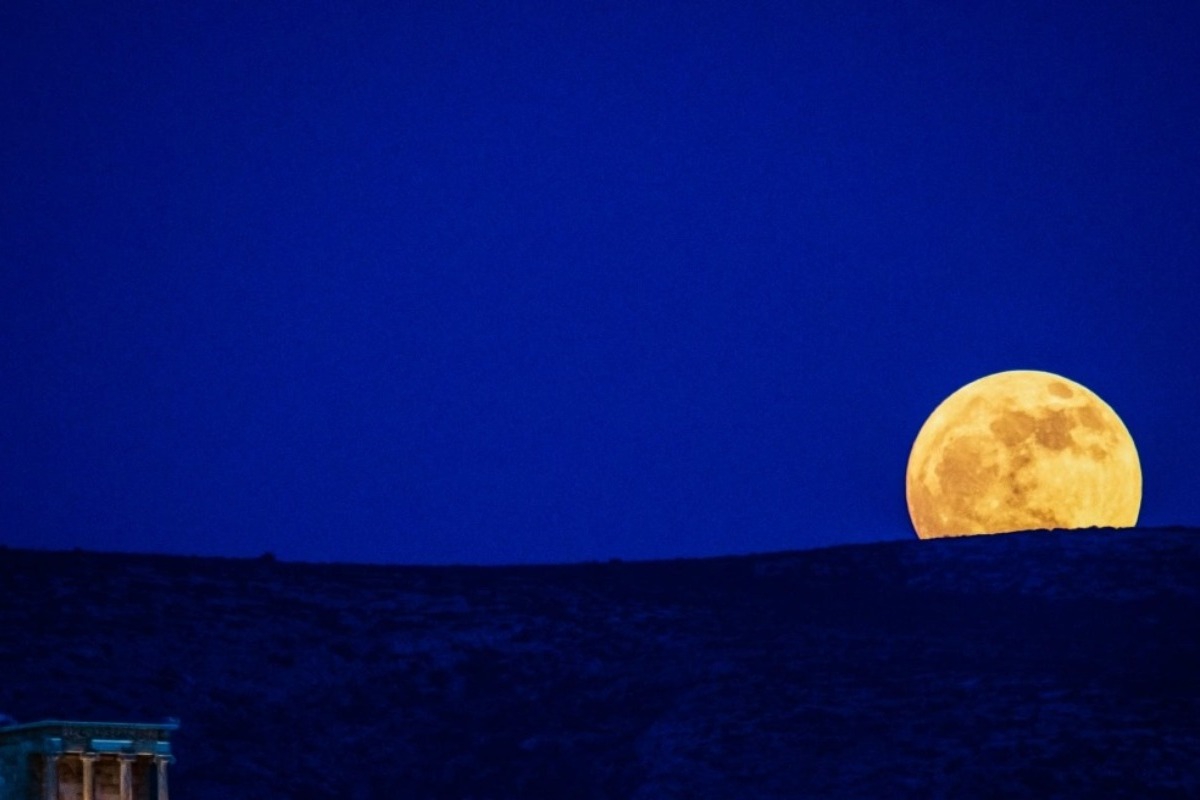 Πανσέληνος: Ορατό σε λίγες ώρες το «Φεγγάρι της Φράουλας»
