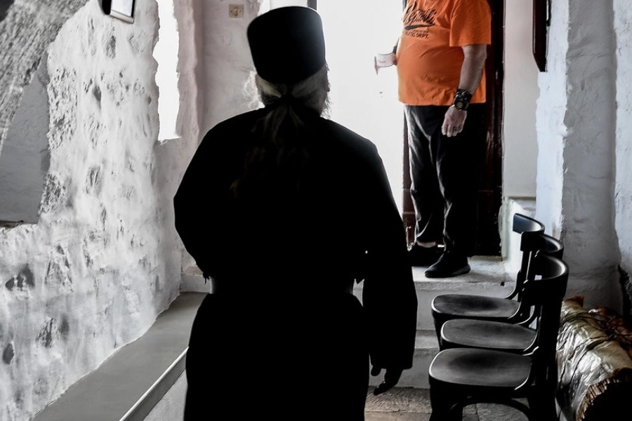 Σε αργία ο ιερέας για την κομπίνα με τις πλαστές κρατικές επιστολές