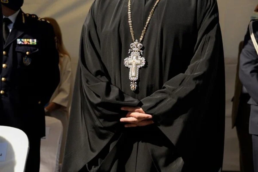 Πάτρα: Έγινε παπάς για να γλιτώσει από τα χρέη του και εντοπίστηκε 14 χρόνια αργότερα