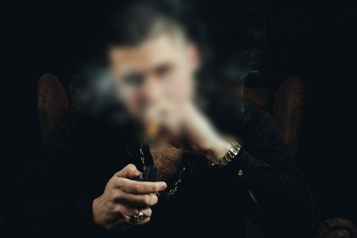 Παραδόθηκε ο 24χρονος τράπερ που κατηγορείται για τον ομαδικό βιασμό 19χρονης