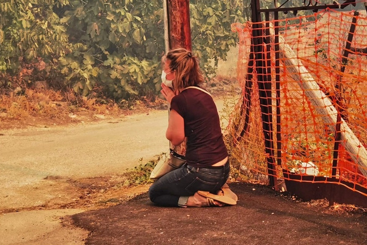 Φωτιά στην Πάρνηθα: Εκκενώνονται οι οικισμοί Αγία Παρασκευή Μενιδίου και Καποτά