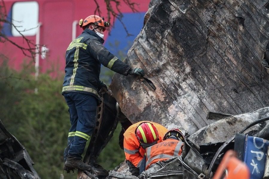 Σύγκρουση τρένων στη Λάρισα: «Δεν έχω ελπίδα, δεν πιστεύω σε θαύματα» λέει πατέρας που ψάχνει τον γιο του