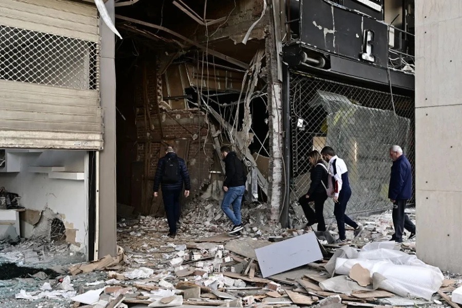 Πειραιάς: Με μεγάλη ποσότητα εκρηκτικών η βόμβα ‑ Βίντεο με το ωστικό κύμα της έκρηξης