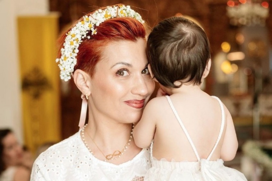 Όλες οι μαμάδες αγάπησαν το look της Πέννυς Μπαλτατζή στη βάφτιση της κόρης της