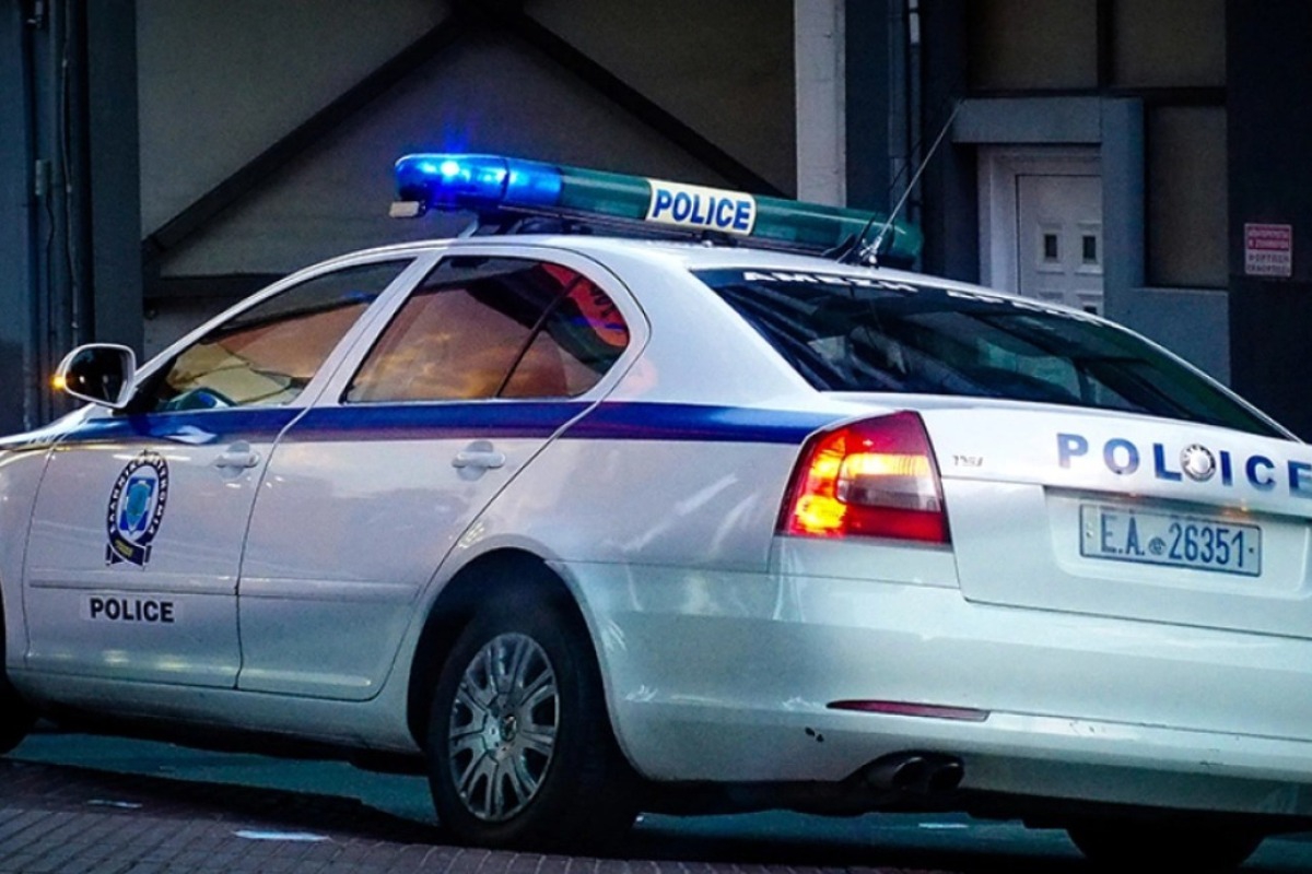 Σοκ στην Αιτωλοακαρνανία με ηλικιωμένο που αυνανιζόταν μπροστά σε ανήλικες στη μέση του δρόμου