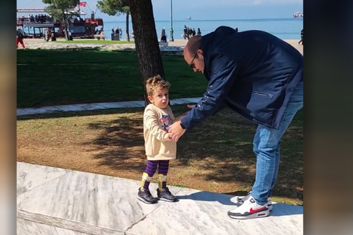 Ο μικρός Παναγιώτης ‑ Ραφαήλ περπατά μπροστά στον Λευκό Πύργο και στέλνει μήνυμα δύναμης