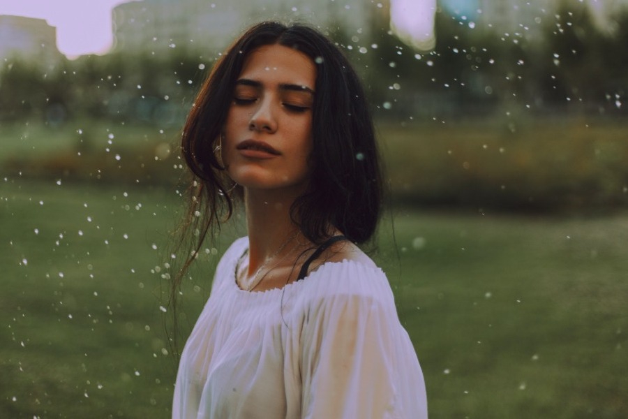 Πώς θα καταλάβεις αν έχεις ψυχολογικά τραύματα: Στο λέει το σώμα σου