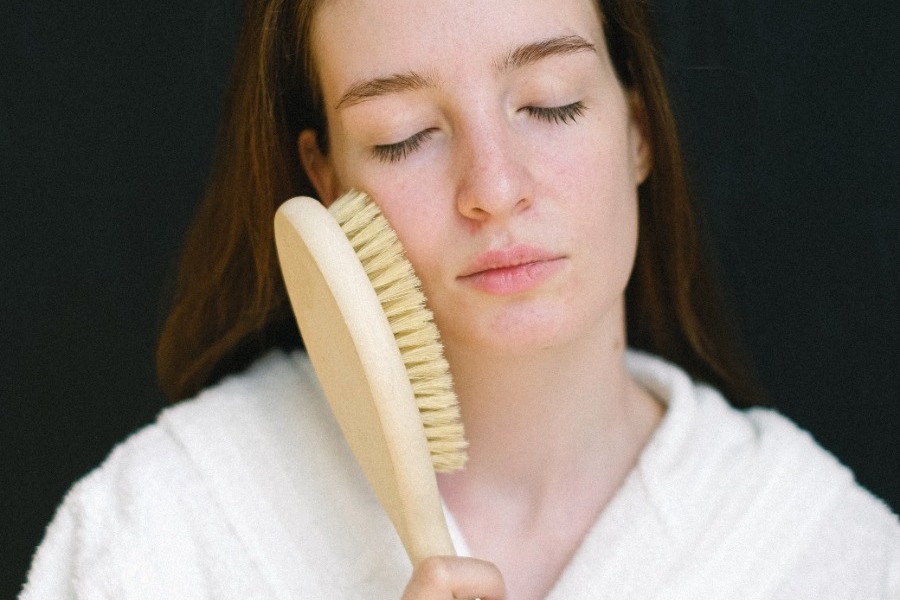 Τι είναι το βιοχάκινγκ; Η νέα τάση παρέμβασης στο σώμα σου που πρέπει να γνωρίσεις