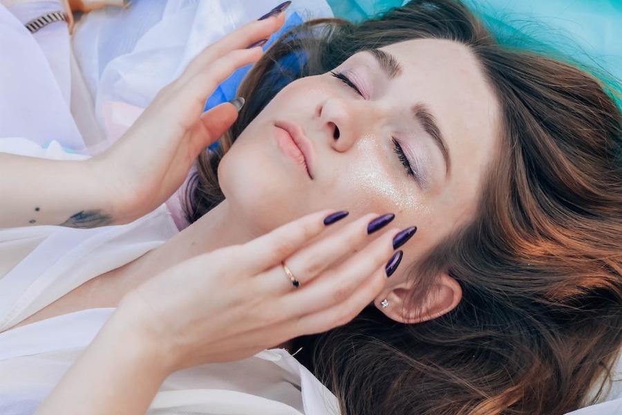 Τι προκαλεί την χαλάρωση στο δέρμα μας όσο μεγαλώνουμε;