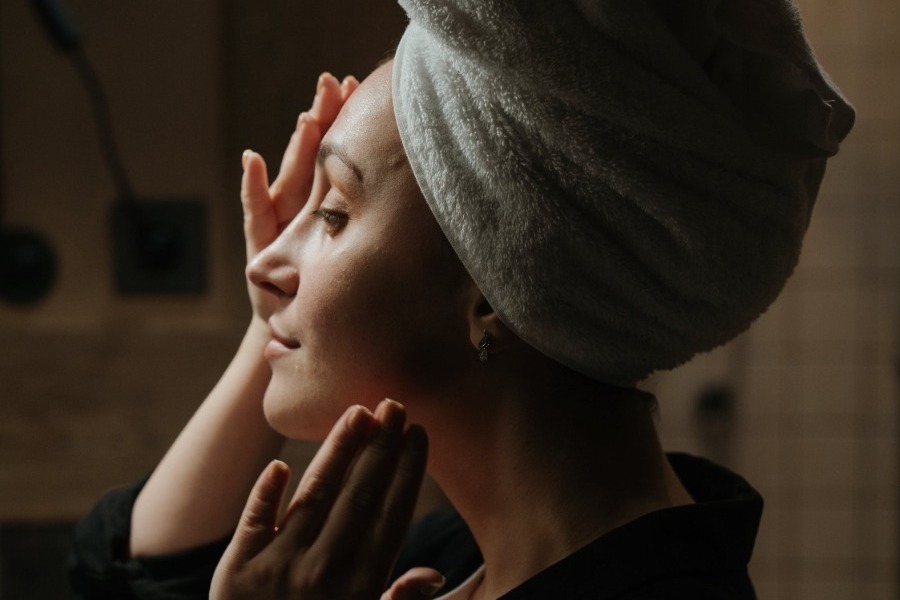 Oι δερματολόγοι σε συμβουλεύουν: Κόψε αυτές τις τροφές για να λάμψει το δέρμα σου