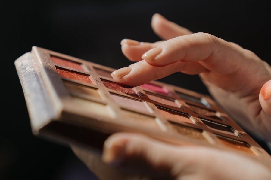 Σώσε το δέρμα σου από μολύνσεις καθαρίζοντας σωστά τις παλέτες σκιών σου