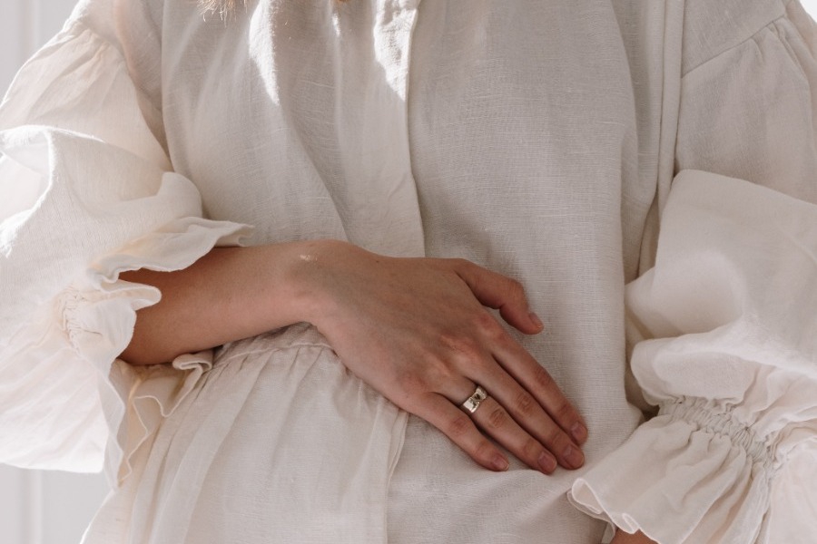 Νιώθεις φουσκωμένη; Υπάρχει ένα θαυματουργό μασαζ που σε σώζει στα 5 λεπτά