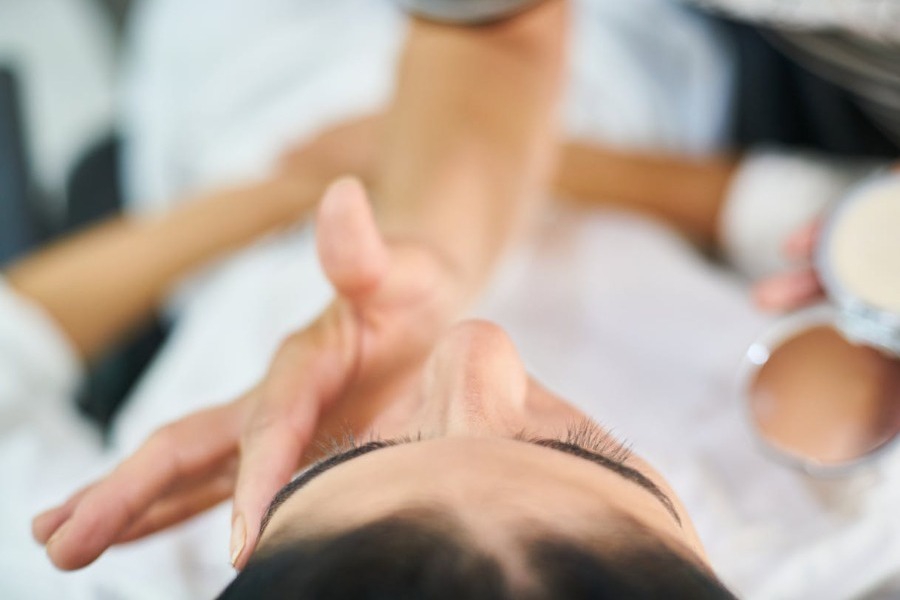 Σε τι διαφέρουν οι κρέμες ανάπλασης από τις τυπικές ενυδατικές κρέμες