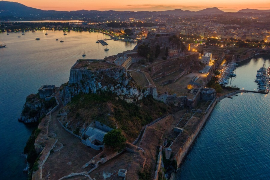 Πόσο θα σου κοστίσει ένα τριήμερο διακοπών αν άργησες να κλείσεις δωμάτιο: Συγκρίνουμε τιμές