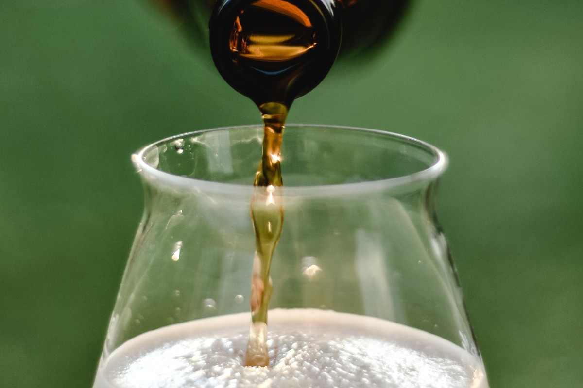 Oι επιστήμονες ανέλυσαν το αιώνιο δίλημμα: Kαλύτερη η μπύρα σε κουτάκι ή μπουκάλι;
