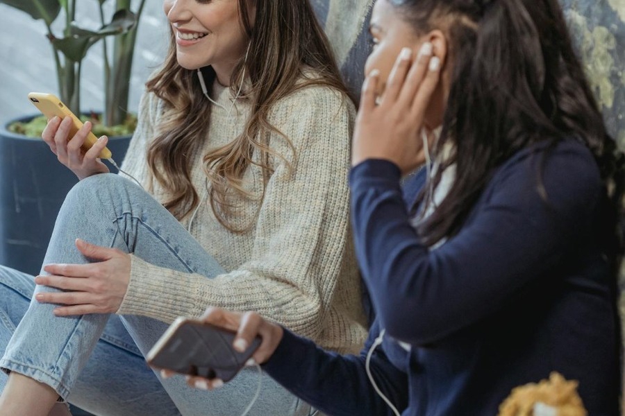 4 podcasts για τη ψυχική υγεία και τη γυνακεία ενδυνάμωση που αξίζει να ακούσεις