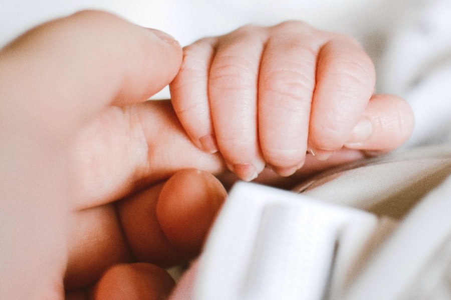 Αρτα: Πήγε να πέσει από το μπαλκόνι η μάνα του βρέφους όταν άκουσε την τραγική είδηση