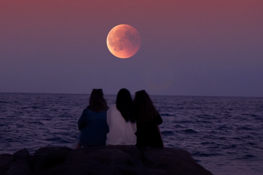 Ετοιμαστείτε για το Supermoon: Tι αλλαγές θα φέρει για όλα τα ζώδια