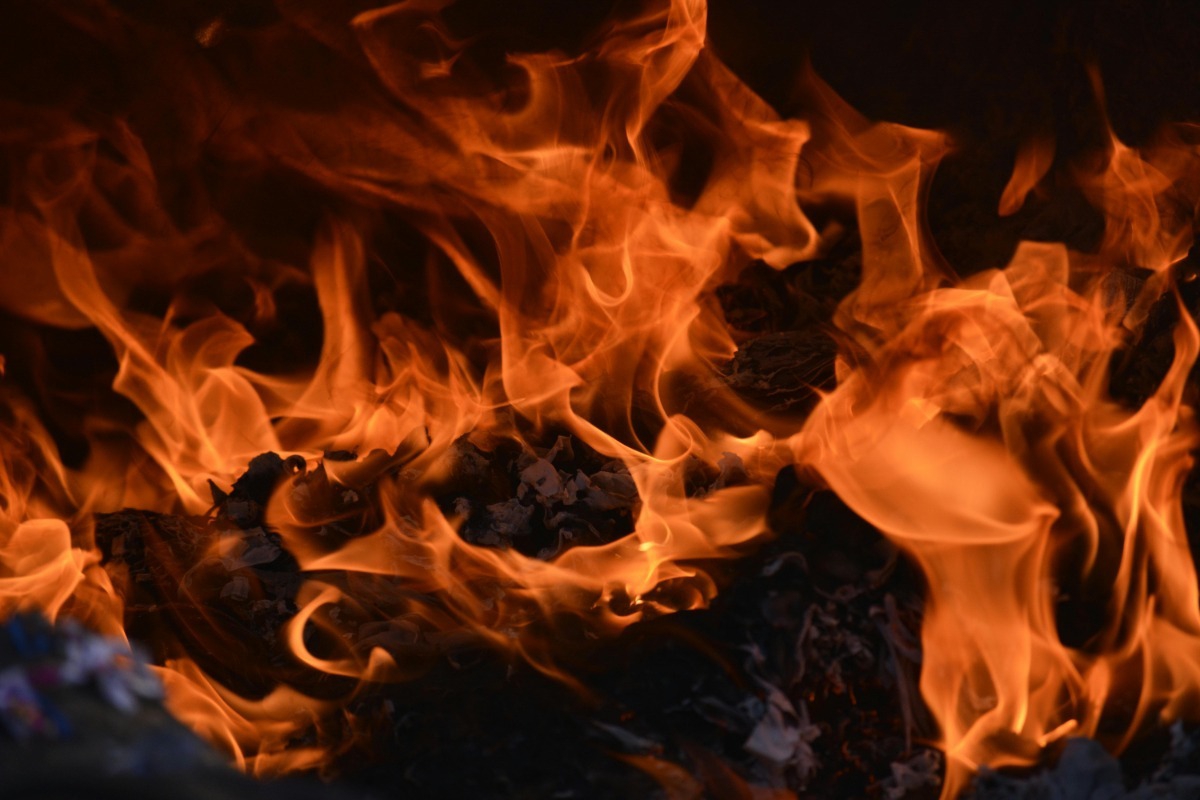 Χαλκιδική: Η 19χρονη που έκαψαν το σπίτι της οι φίλες της «σπάει» τη σιωπή της