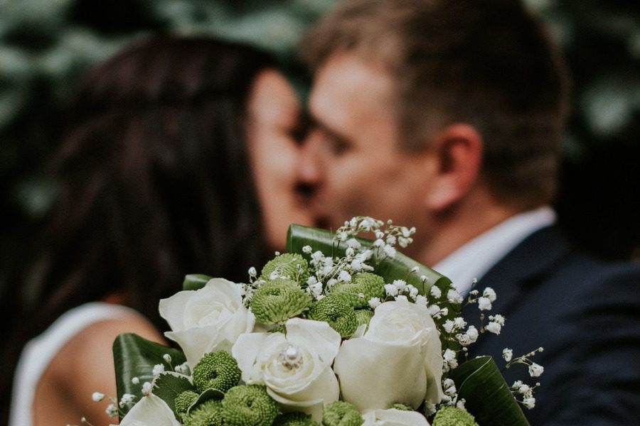 Τι είναι ο «άπληστος γάμος»; Γιατί κάποια παντρεμένα ζευγάρια χάνουν φίλους και οικογένεια