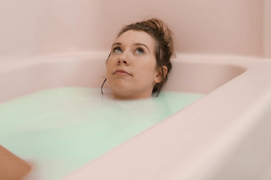 Τα απρόσμενα οφέλη του να κάνεις ένα ζεστό μπάνιο μετά από μια δύσκολη μέρα